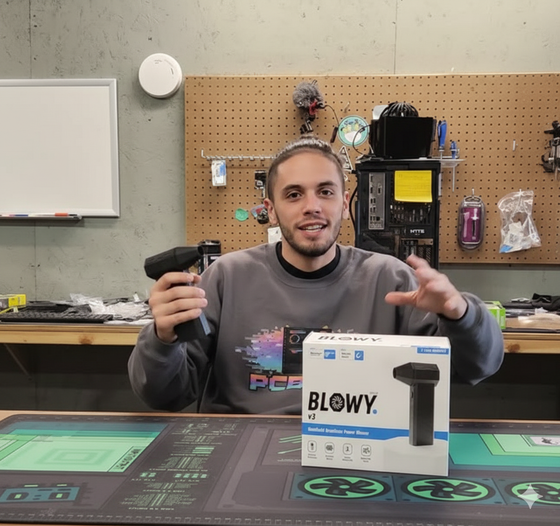 reviewer with blowy v3 power blower